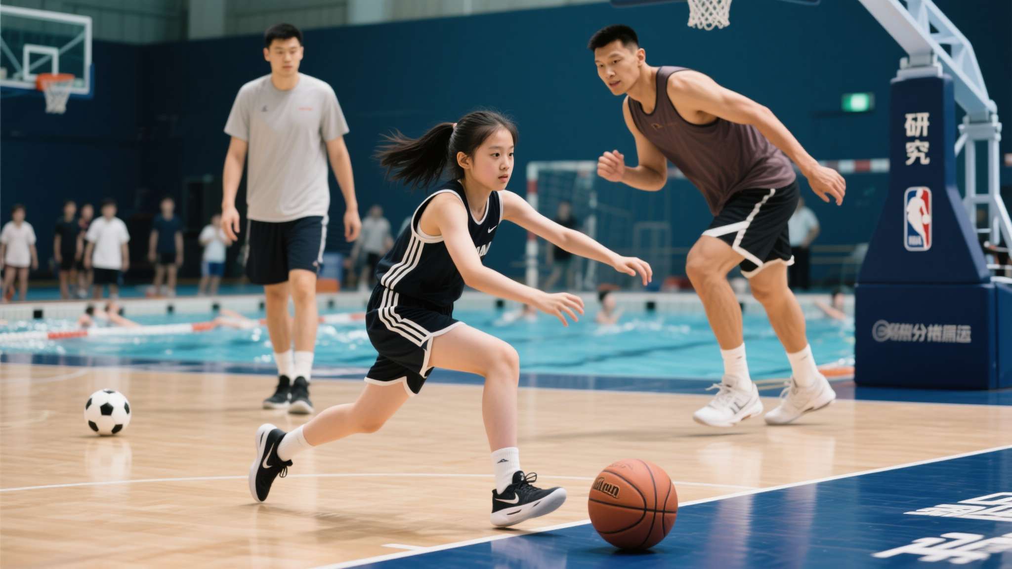 14岁2米20!中国女篮未来之星,女排转项半年就能扣篮 研究发现,从其他集体运动如足球、田径甚至游泳等跨界而来的体育人才,其肢体协调性、