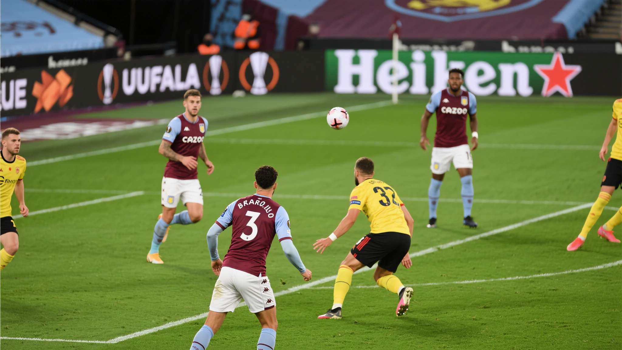 2-1,1-0!欧联杯悲喜夜!森林告捷,维拉弗赖堡 从战术层面分析,维拉在中前场的衔接出现了明显的断层,边路的推进缺乏纵深,核心球员